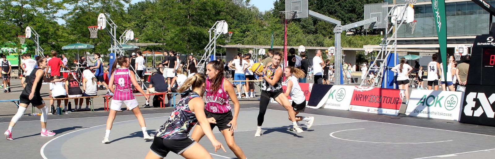 Jugendliche bei 3x3 Basketball in Aktion auf einem Platz