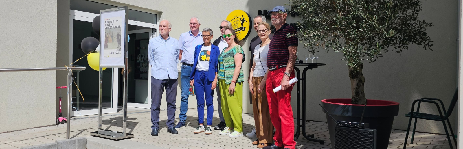 n der offiziellen Eröffnung des von Roland Maywald (ganz links) und Helga Maywald (2.v.r.) initiierten Badminton-Museums nahmen u. a. Andrea Milz (Staatssekretärin für Sport und Ehrenamt des Landes NRW; 4.v.r.) und Guido Schänzler (Präsident von Badminton NRW; 2.v.l.), teil.