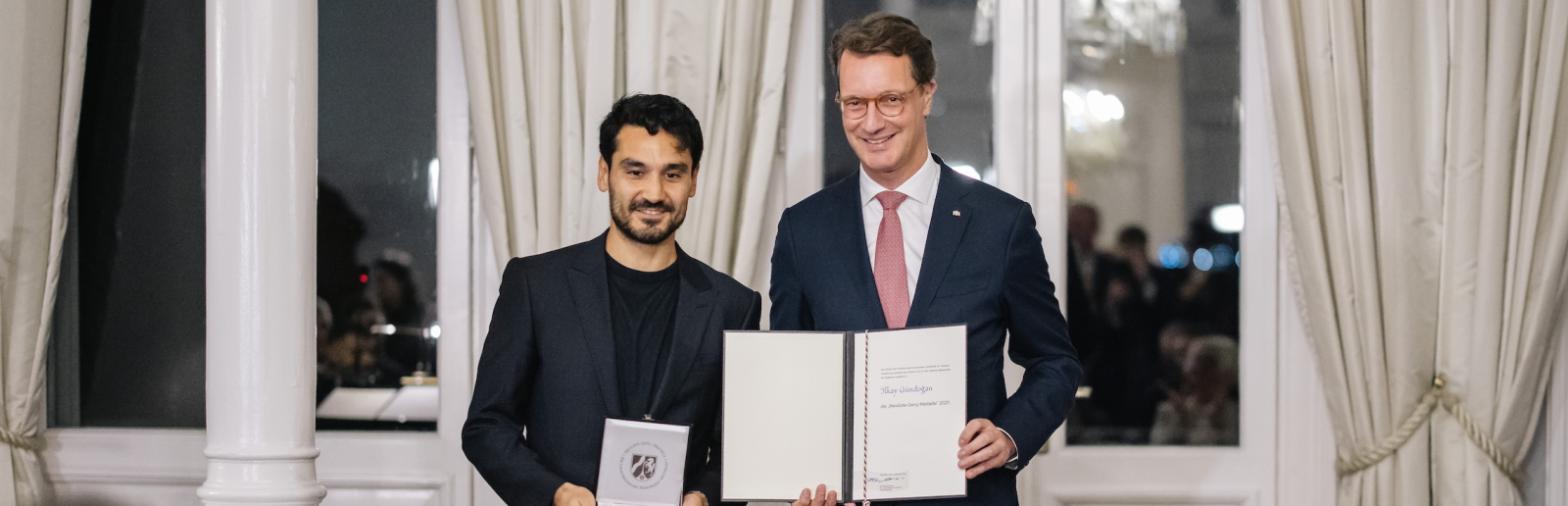 Ministerpräsident Wüst und Ilkay Gündogan bei Übergabe der Medaille