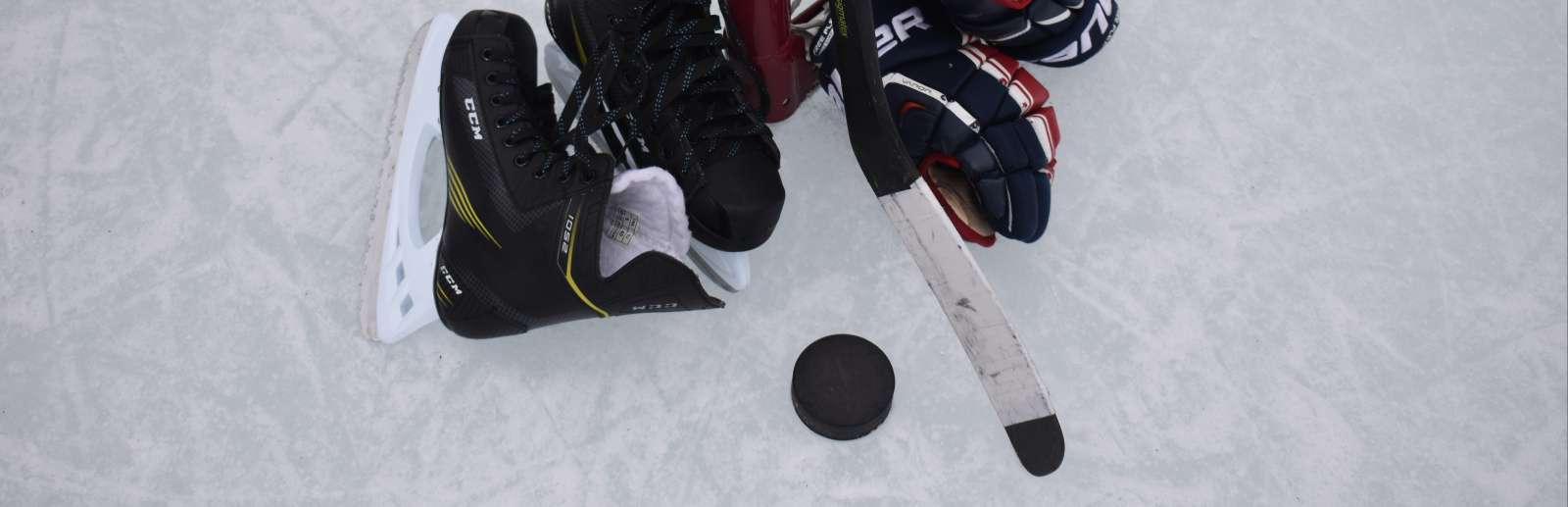 Blick von oben auf eine Eishockey-Ausrüstung an einem Tor auf dem Eis