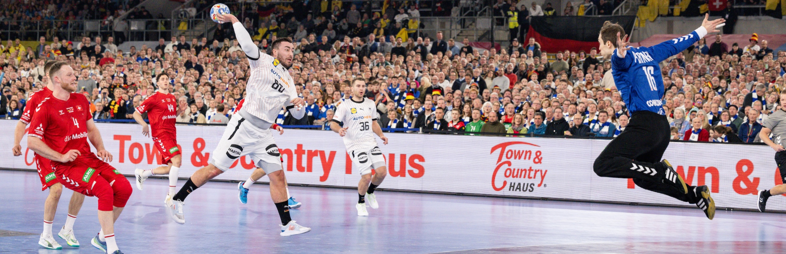 Handballspieler in Aktion vor dem Tor