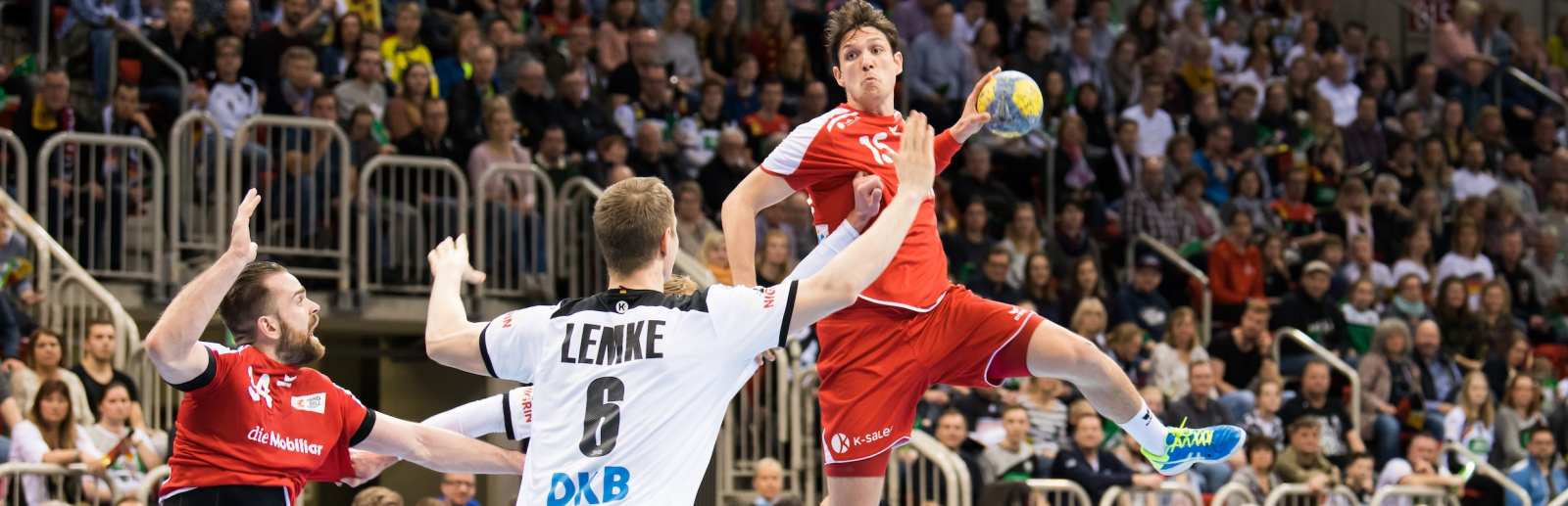 Handballspieler in Aktion vor dem Tor