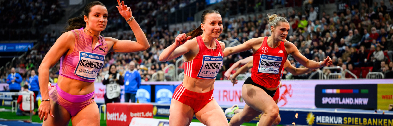 Drei Läuferinnen kommen beim ISTAF Indoor ins Ziel