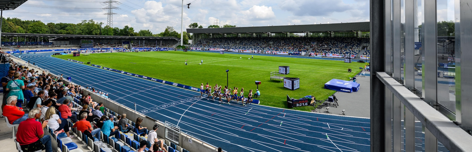 Blick von der Tribüne aus auf die Laufbahn des Lohrheidestadions