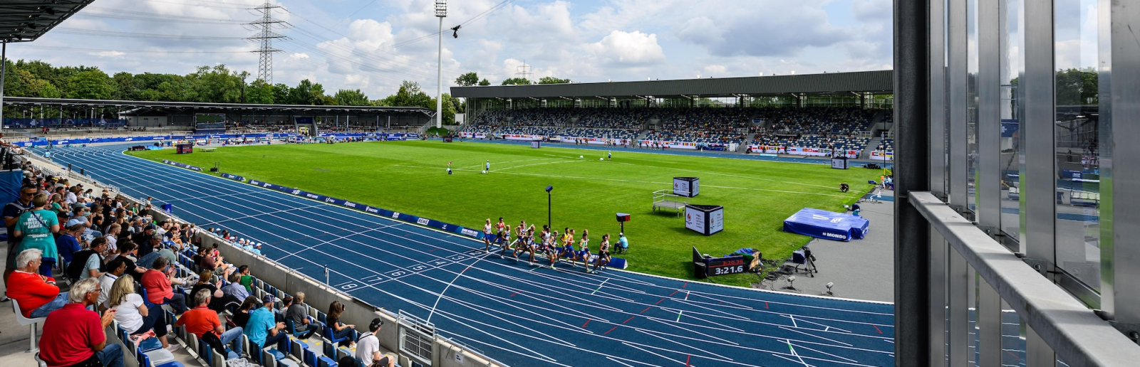 Blick von der Tribüne auf die Laufbahn des Lohrheidestadions