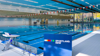 Sportland.NRW-Banner in einer Schwimmhalle
