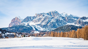 Winterlandschaft in Cortina mit Bergen im Hintergrund