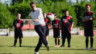 Wüst schießt einen Ball