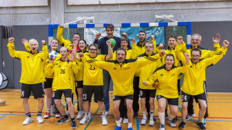 Julian Köster jubelt mit vielen Personen bei einem Handball-Training