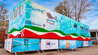 Ein narwali Schwimmcontainer