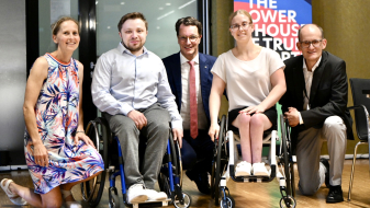 Henrik Wüst mit 4 anderen Personen bei der Übergabe