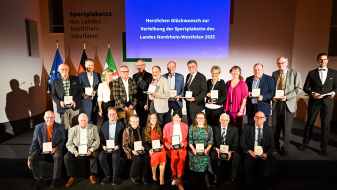 Gruppe von Menschen auf einer Bühne bei der Verleihung der Sportplakette