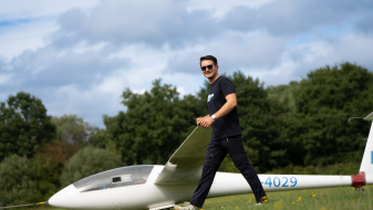 Nicolas Kierdorf in dunkler Kleidung hinter einem Flügel seines Segelflugzeugs