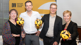 Andrea Milz sowie weitere drei Personen mit Volleybällen in der Hand