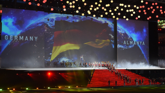 Bühne mit Feuerwerk, das deutsche Team läuft ein