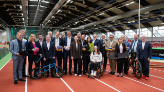 Gruppenbild in der Leichtathletik-Halle in Düsseldorf mit Teilnehmenden der Pressekonferenz