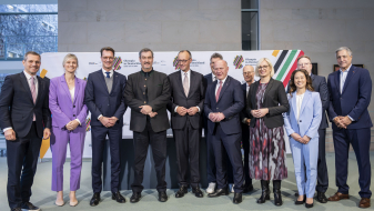 Hendrik Wüst, Friedrich Merz und weitere Politiker und Politikerinnen in einer Reihe im Bundeskanzleramt