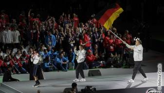 Zwei deutsche Athleten, einer mit Fahne, bei der Abschlussfeier der Deaflympics