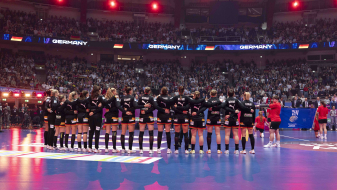 Handballerinnen bedanken sich beim Publikum