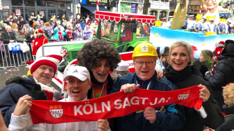 Personen mit rotem Spruchband "Köln sagt ja"