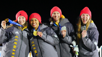 Bobpilotinnen Nolte, Levi, Schuten und Buckwitz bei der Siegerehrung