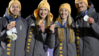 Vier Skeletonis bei der Siegerehrung mit dunklem Hintergrund