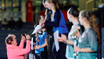Andrea Milz in rosafarbenem Oberteil übergibt Preise beim Landesfinale