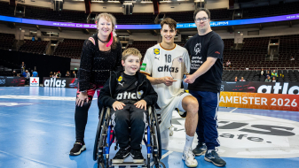 Andrea Milz und Julian Köster mit zwei weiteren Jugendlichen, einer davon im Rollstuhl, auf einem Handballfeld