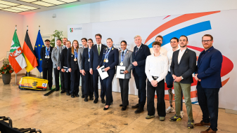 Gruppe mit olympischen und paralympischen Sportlerinnen und Sportlern, in der Mitte Ministerpräsident Wüst