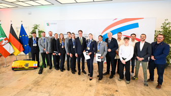 Gruppenbild mit olympischen und paralympischen Sportlerinnen und Sportlern bei der Prämienvergabe