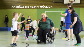 Ältere Dame im Rollstuhl mit Schriftzug "Anträge bis 31. Mai möglich"