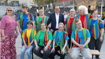 Andrea Milz umgeben von vielen Personen