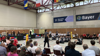 Sitzvolleyballer in einer Halle in Aktion