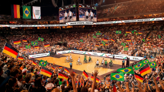 ubelnde Menschenmenge in der Lanxess arena bei einem möglichen Rollstuhlbasketballspiel