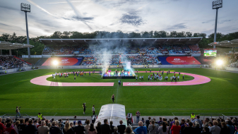 Blick auf ein Stadion in der Abenddämmerung, mit der Eröffnungsfeier der Special Olympics Saarland