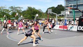 Jugendliche bei 3x3 Basketball in Aktion auf einem Platz