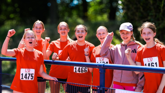 Junge Frauen in roter Sportkleidung jubeln