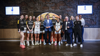 Ministerpräsident Wüst umgeben von Basketballerinnen