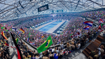KI-Bild der Veltins Arena bei Olympischen Spielen mit einem Schwimmbecken in der Mitte und Fans drumherum