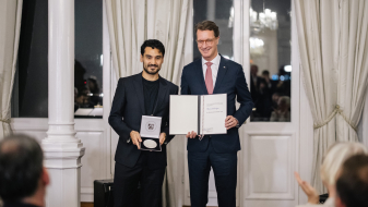 Ministerpräsident Wüst und Ilkay Gündogan bei Übergabe der Medaille