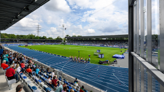 Blick von der Tribüne aus auf die Laufbahn des Lohrheidestadions