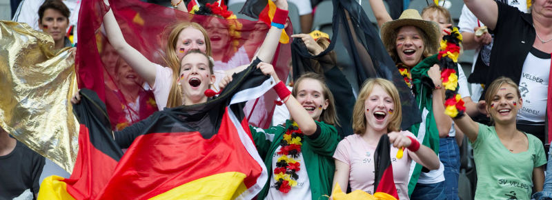 Fans beim Jubeln mit Deutschlandfahne
