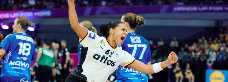 Handballerin jubelt nach einem Tor