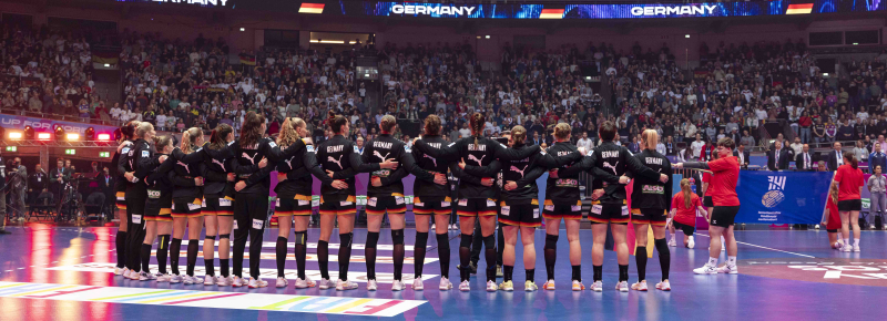 Handballerinnen bedanken sich beim Publikum