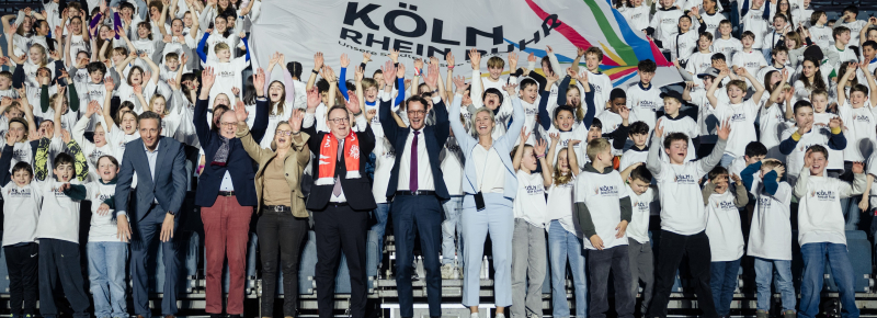 Viele Personen auf einer Bühne feiern den Kampagnenstart