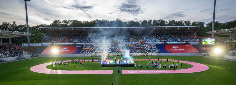 Blick auf ein Stadion in der Abenddämmerung, mit der Eröffnungsfeier der Special Olympics Saarland