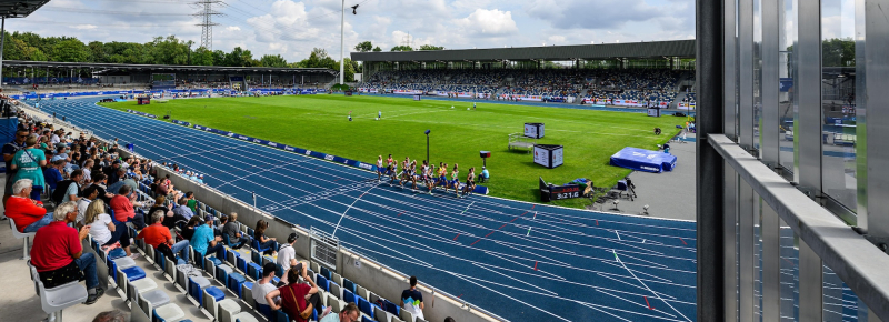 Blick von der Tribüne auf die Laufbahn des Lohrheidestadions