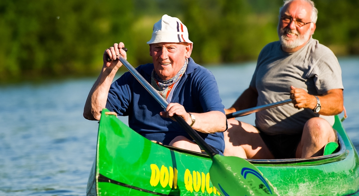 Zwei Senioren paddeln in einem Kayak