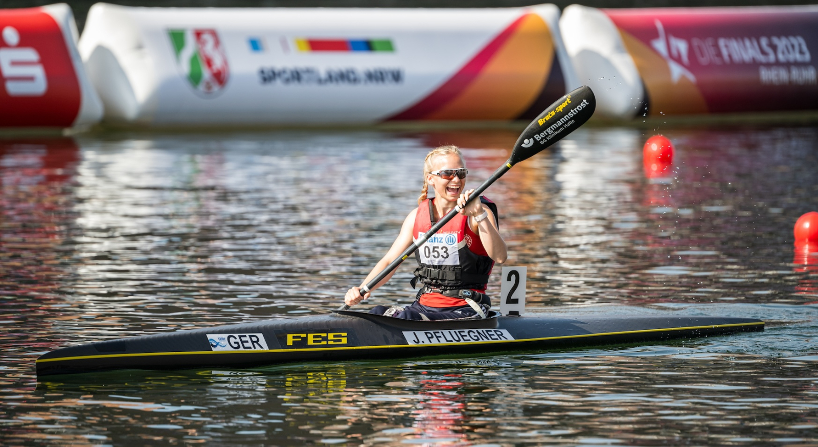 Kanutin bei den Finals auf dem Wasser